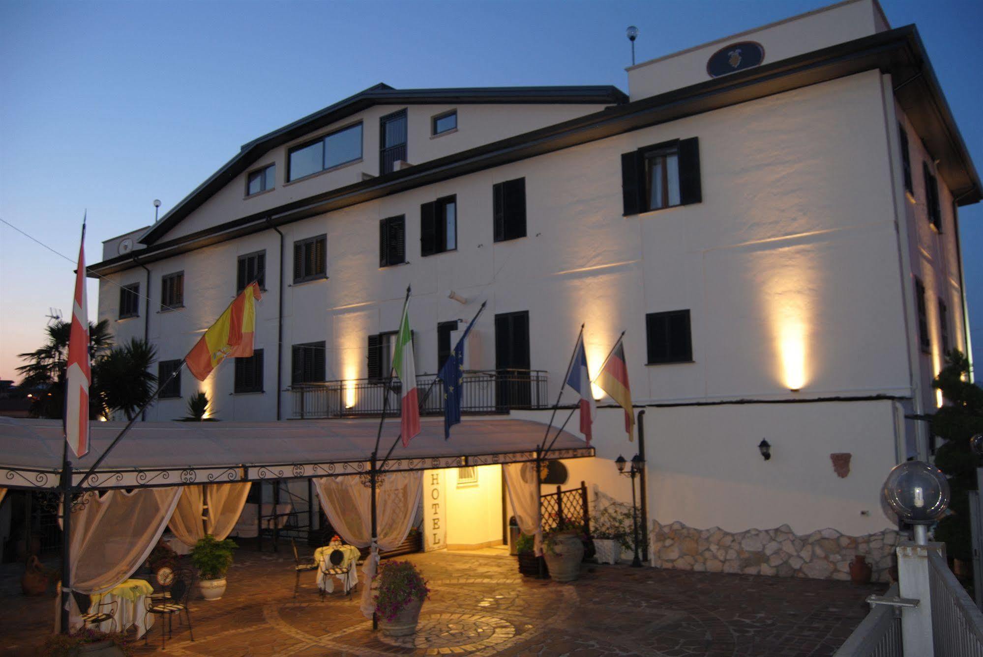 Hotel Nespolo D'Oro Lariano Eksteriør billede